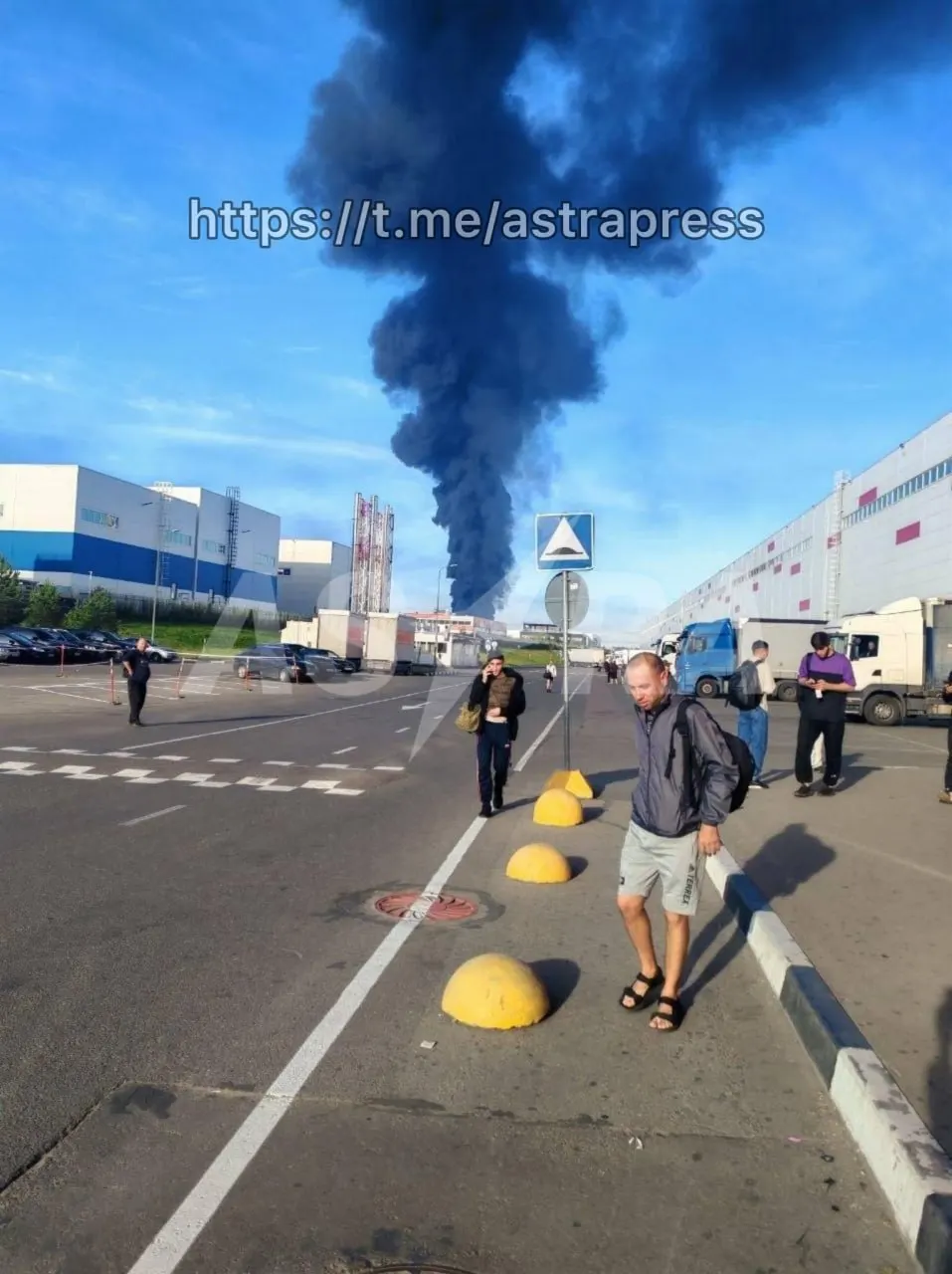 В Подольске в результате атаки БПЛА вспыхнул пожар на предприятии ЦНИИточмаш. Очевидцы отмечают пролёты дронов также над логистическим комплексом в Коледино, где возгораний не зафиксировано.