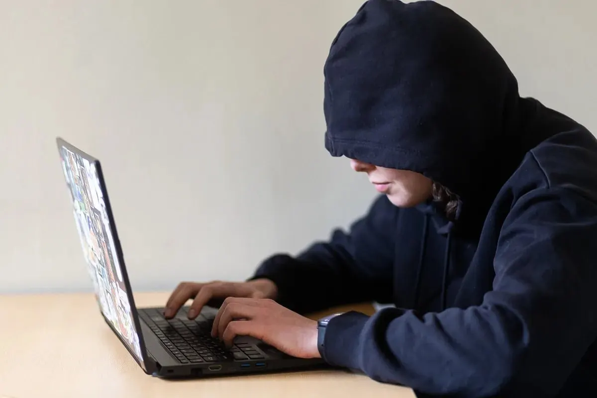 Проект предлагает через суд запретить сталкеру приближаться, связываться с жертвой и посещать её повседневные места; документ направили на оценку в правительство, возможная дата вступления — 1 января 2027 года.