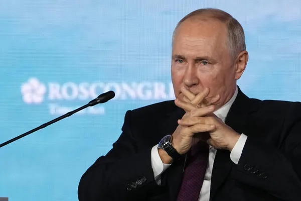 Суд признал Рапопорт виновной в растрате и коммерческом подкупе, назначил 15 лет колонии, штраф 300 млн руб. и конфискацию имущества на 85 млн; общий ущерб оценён в 1,676 млрд руб.