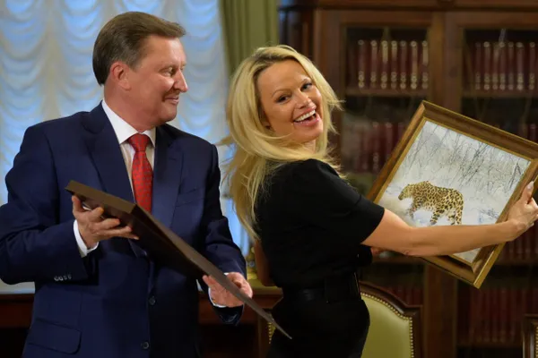 По данным расследования, семье умершего экс‑министра обороны принадлежит несколько объектов недвижимости общей стоимостью около 4,2 млрд рублей: дом в Жуковке, квартира в Дубае, квартиры в Москве и участок в Калининграде.