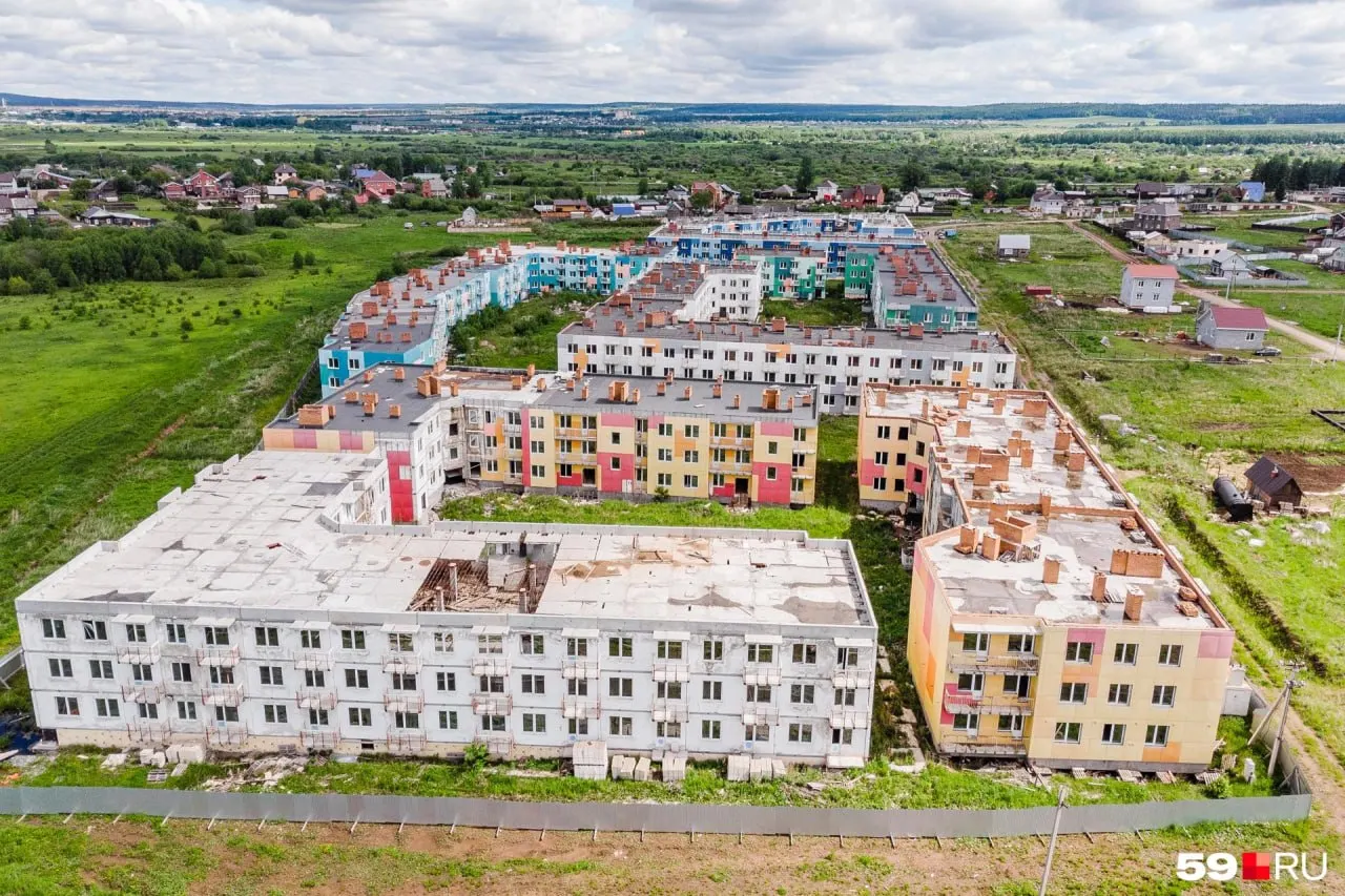 На въезде в посёлок Лобаново выставлены на продажу корпуса долгостроя — результат банкротства застройщика и нарушений качества строительства.
