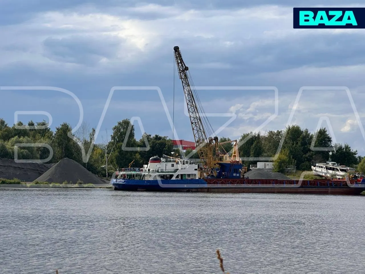 В Клязьминском водохранилище баржа застряла на мели, создав очередь речных судов и обострив конфликт вокруг строительства цементного завода в водоохранной зоне.