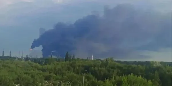 После удара беспилотников в Башкортостане остановил работу масштабный нефтеперерабатывающий завод: повреждены ключевые установки, восстановление может занять недели или месяцы. Это уже пятая крупная остановка НПЗ с начала июля, что серьёзно сократило объёмы переработки и производство топлива в стране.