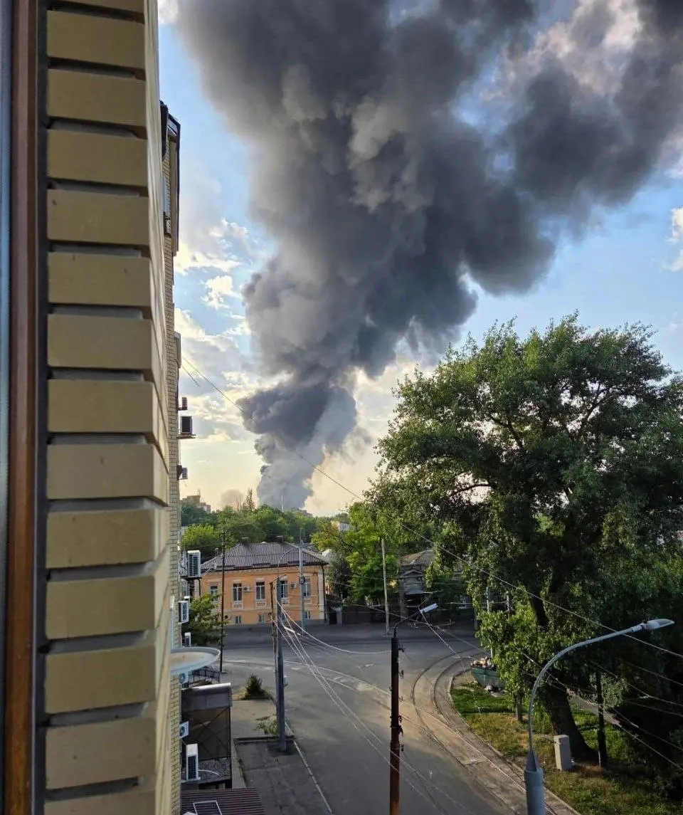 В морском порту Таганрога начался крупный пожар после атаки беспилотников. Власти эвакуируют людей, в регионе и ряде других областей сообщают о десятках сбитых дронов и нескольких возгораний.