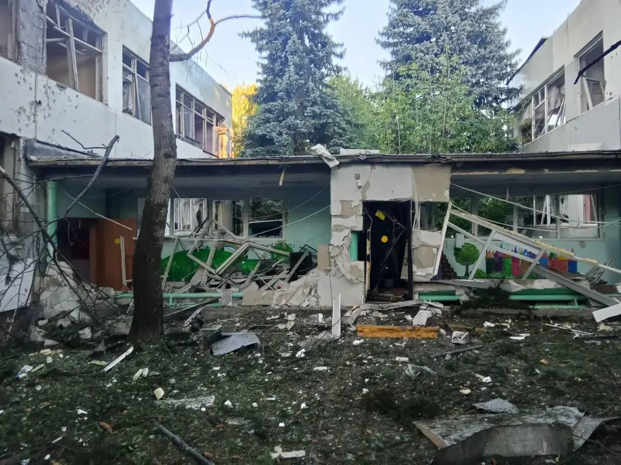 В результате удара беспилотника в Электростали один человек скончался, 37 получили ранения. Повреждён детский сад на улице Западная, пострадавших детей нет.