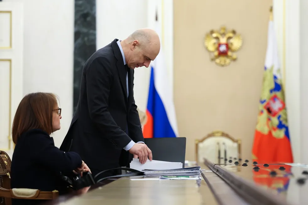 Дума разрешила Минфину оперативно увеличивать расходы и занимать сверх бюджетного потолка без повторного согласования с парламентом. Это снимет некоторые технические ограничения, но усилит бюджетную непрозрачность, повысит ставки и нагрузку на бизнес и бюджет — а также усложнит финансирование войны.