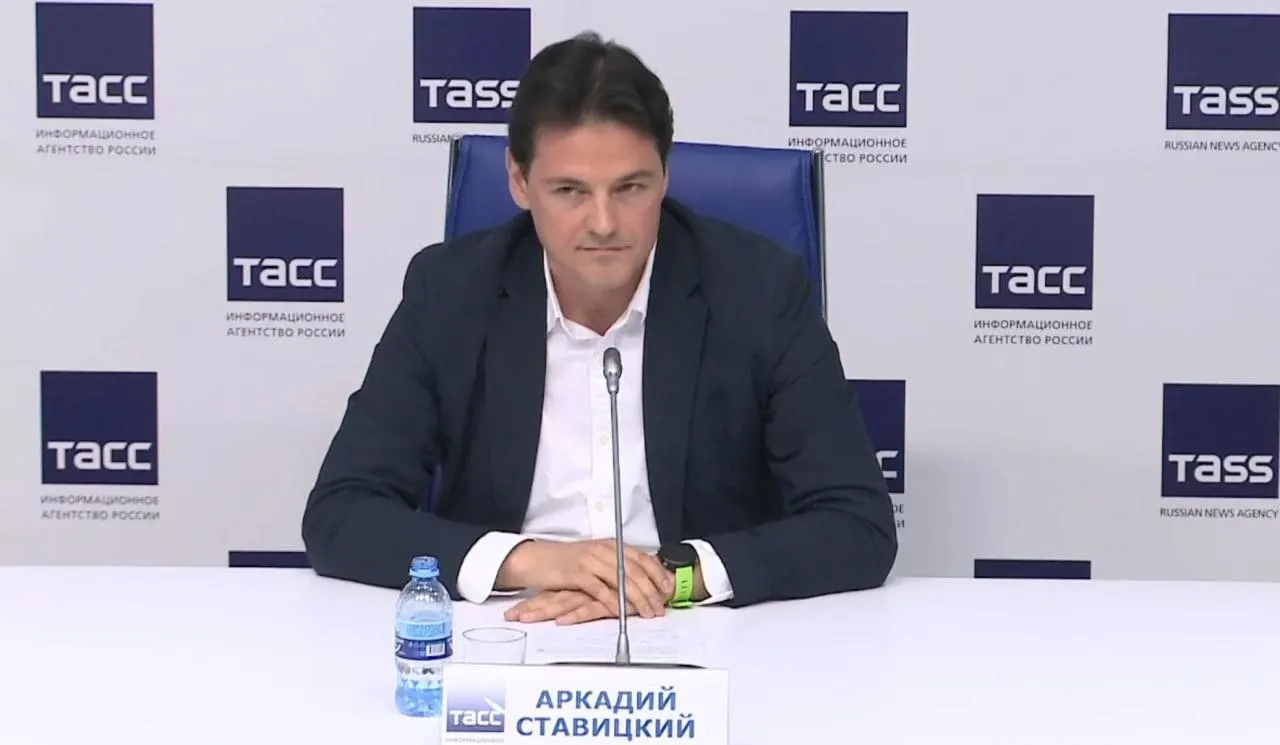 Аркадию Ставицкому предъявлено обвинение в получении отката при поставке товара по завышенной цене; суд в Москве поместил его под стражу и арестовал имущество.