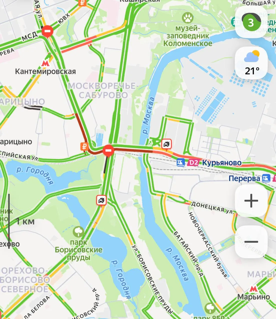 На Московском скоростном диаметре возле станции Курьяново перевернулся самосвал с песком и загорелся; очевидцы сообщают о сильной жаре от пожара.