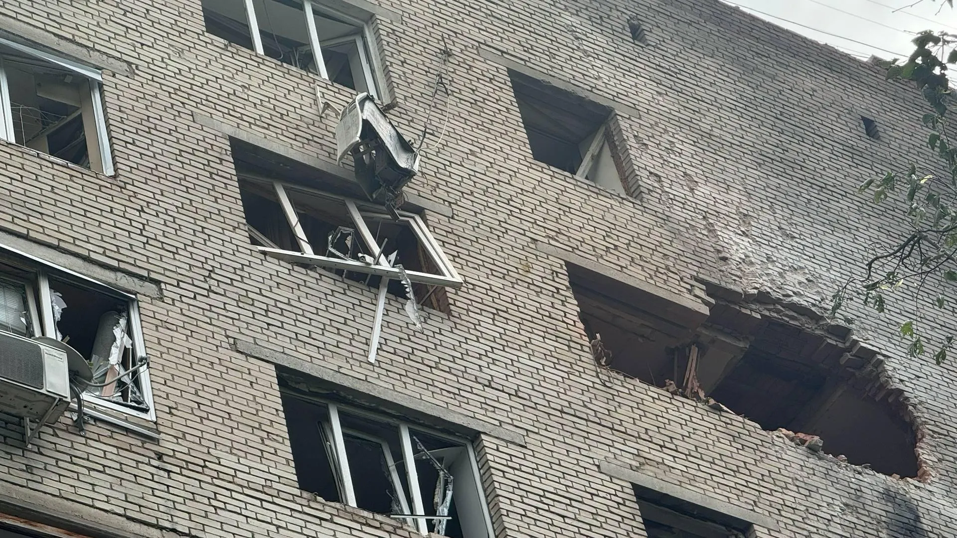 Беспилотник поразил дом на Банковской в Солнечногорске. Двое детей получили медицинскую помощь, управляющая компания убирает фасад, для пострадавших действует пункт временного размещения с поддержкой и возможностью ночёвки.