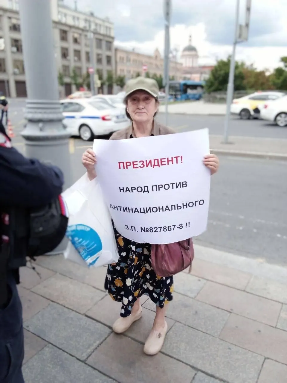 Наталью Шамину, председателя новосибирского общества охраны памятников, госпитализировали после объявленной голодовки во время акции в Москве; коллеги заявляют о привязке к кровати и принудительных инъекциях.