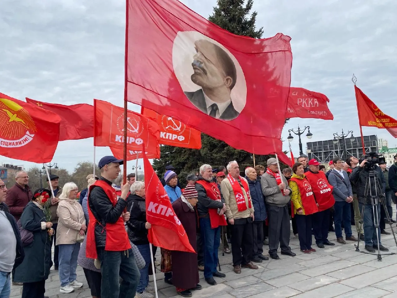 Депутаты подготовили поправки к закону об избирательных правах после решения Конституционного суда по жалобе регионального отделения КПРФ. Новые правила защитят партии от бюрократических отказов, но начнут действовать только со следующей кампании на региональном и муниципальном уровне — что ставит под вопрос их влияние на ближайшие сентябрьские выборы.