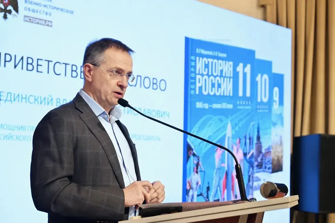 В последнем издании школьного учебника истории утверждается, что в 2024 году якобы была попытка прорыва элитных частей ВСУ к Курской АЭС. В открытых источниках подтверждений такого эпизода нет.