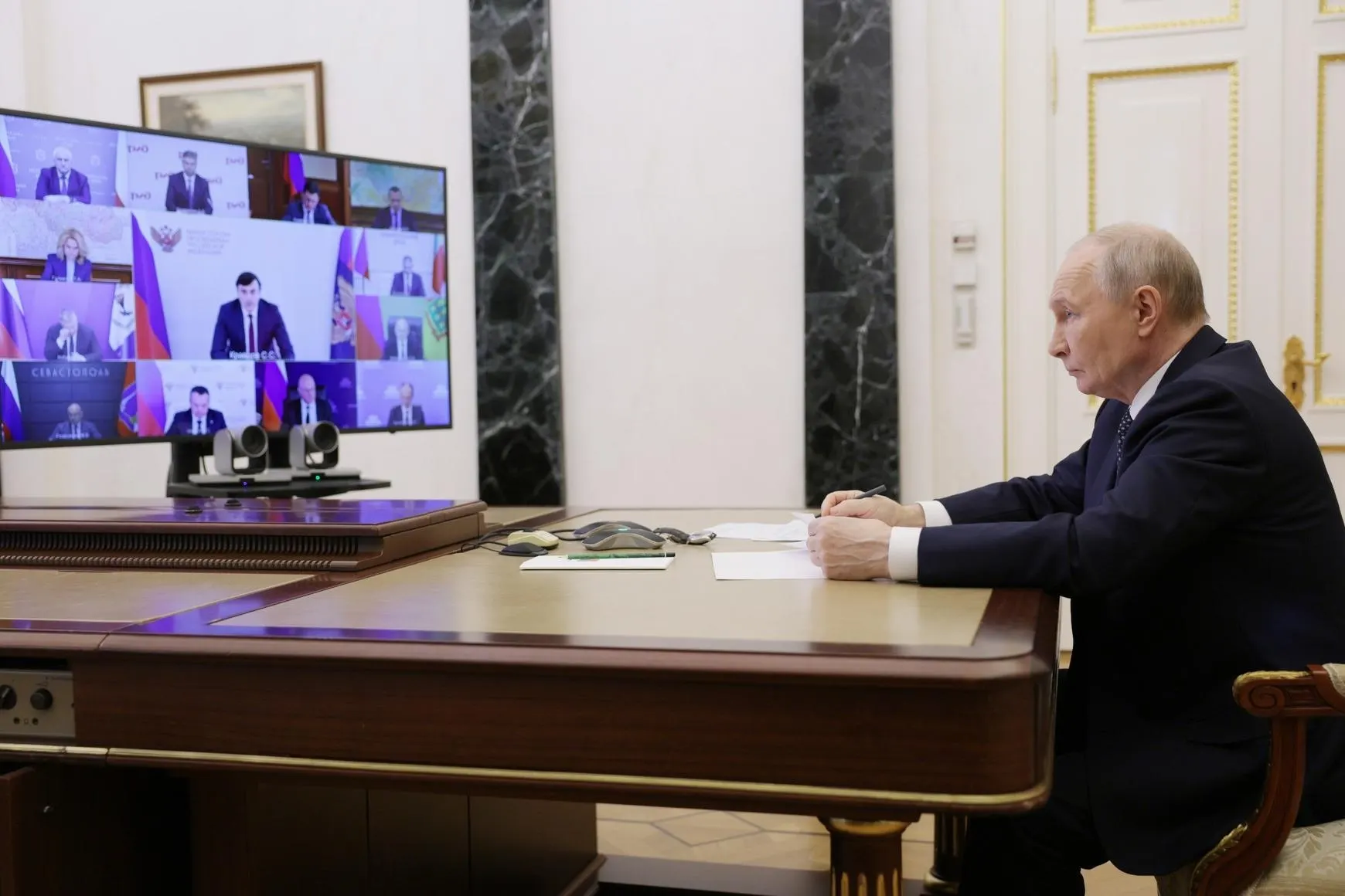 На совещании правительство признало временное сокращение выпуска бензина и дизеля из‑за атак на нефтеперерабатывающие заводы. Обсуждены оперативные меры, проблемы в регионах и варианты диверсификации поставок.