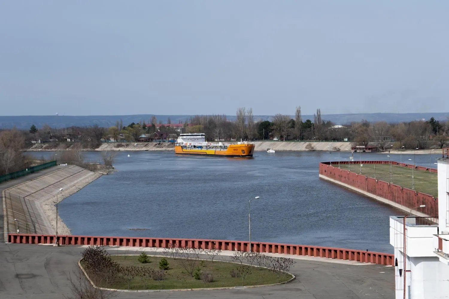 Движение по каналу остановлено после ударов беспилотников, в результате которых пострадали десятки судов; это способно затронуть значительную долю экспорта пшеницы и вызвать перебои с поставками топлива в Крыму.