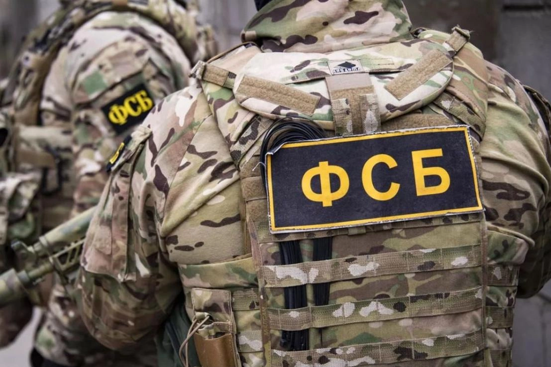 Силовики сообщили о задержаниях и изъятии десятков FPV‑дронов с взрывчаткой и оборудования для управления, которые, по версии ведомства, планировалось использовать в атаках на авиабазы в разных регионах России.