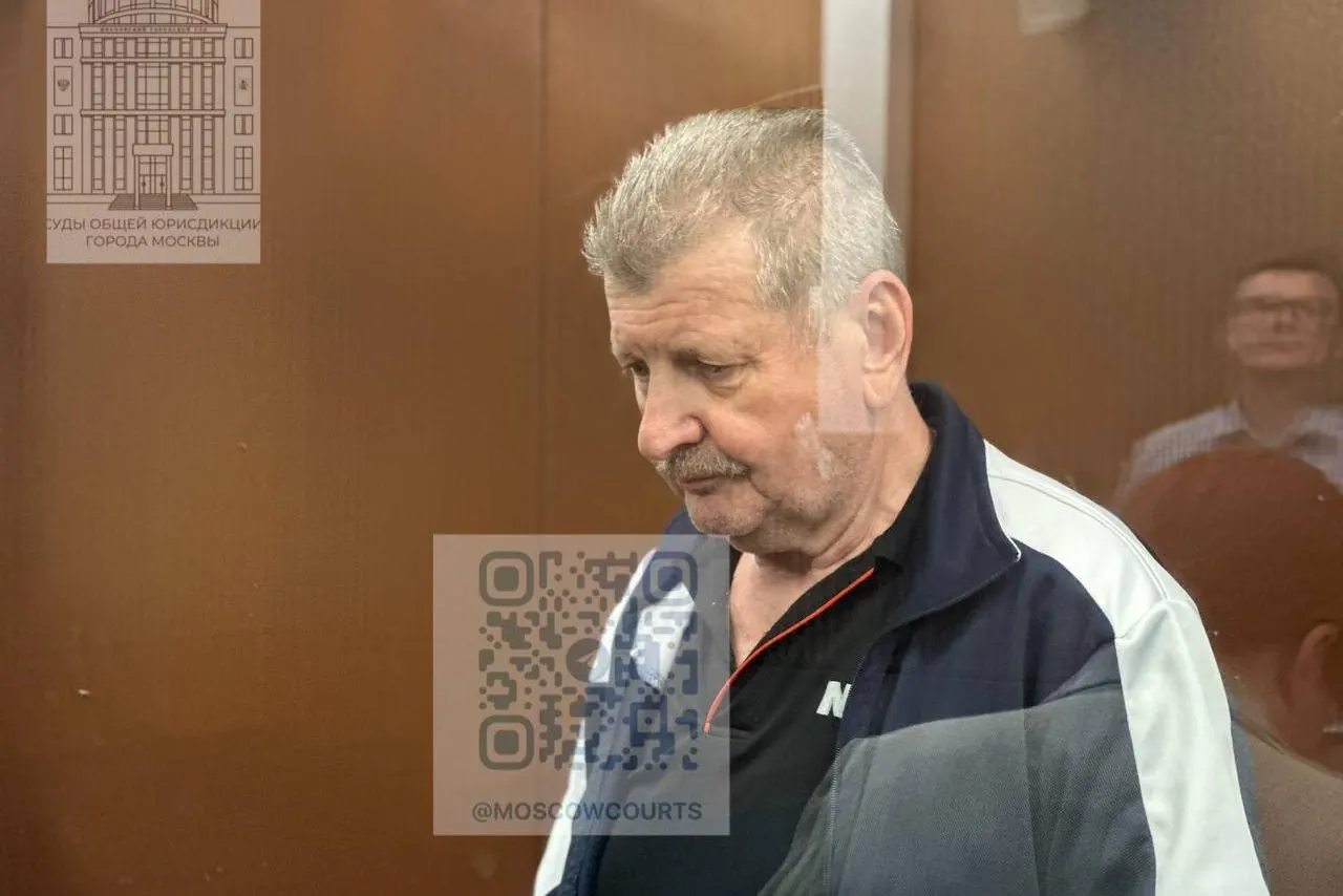 Хамовнический суд в Москве признал бывшего чиновника виновным в хищениях при возведении фортификационных сооружений; ущерб оценён более чем в 1,4 млрд рублей, суд удовлетворил гражданский иск Минфина.