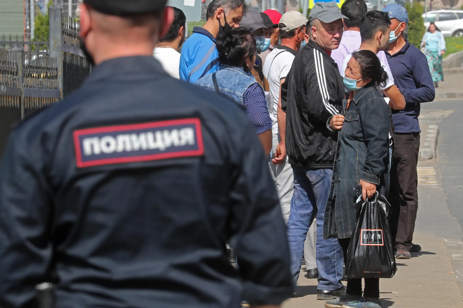 В проект закона об обязательной выдворении иностранцев предложили включить неповиновение законному требованию пограничника и другие правонарушения; поправки одобрены правительством.