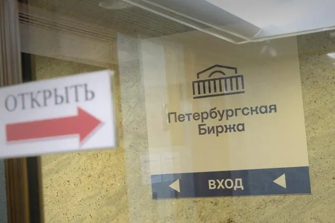 С 21 июля биржа вводит запрет на закупки топлива с целью последующей перепродажи посредникам: покупать разрешат лишь для собственных нужд или для поставки заранее указанному конечному получателю. Нарушителей лишат доступа к торгам.