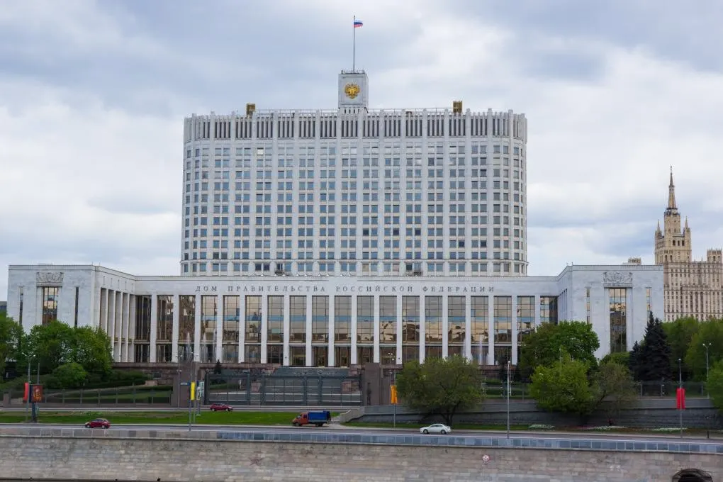 В законопроекте расширяется перечень преступлений, при которых обвиняемые или судимые могут поступать на военную службу по контракту в период мобилизации, военного положения или войны; при этом ряд тяжких составов останутся исключением.