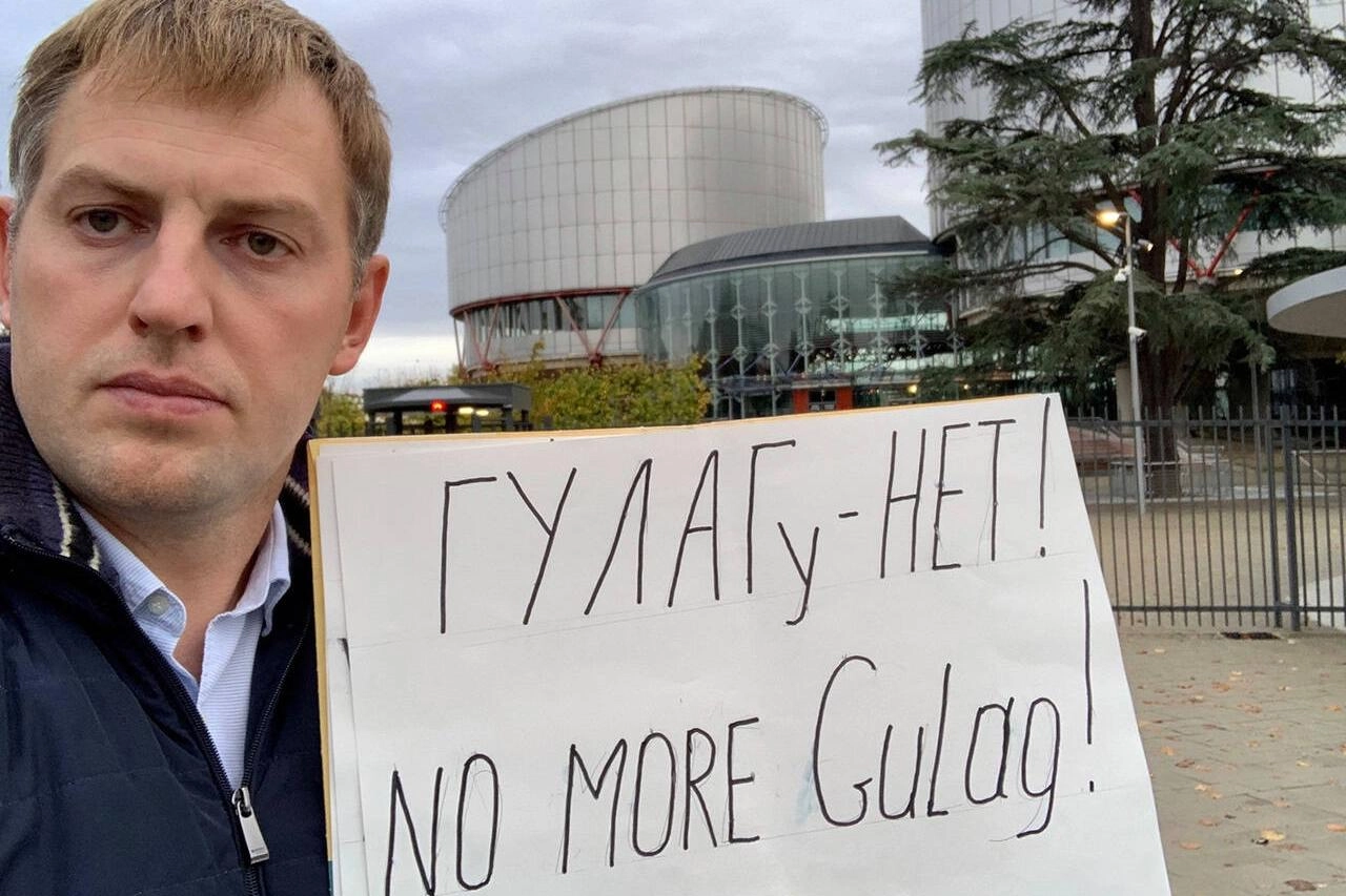 Команда сообщила о временной приостановке деятельности: организаторы ссылаются на давление, угрозы и внутренние конфликты. В ближайшие месяцы планируют подвести итоги 15 лет работы; ранее во Франции задерживали подозреваемых по делу о покушении на координатора проекта.