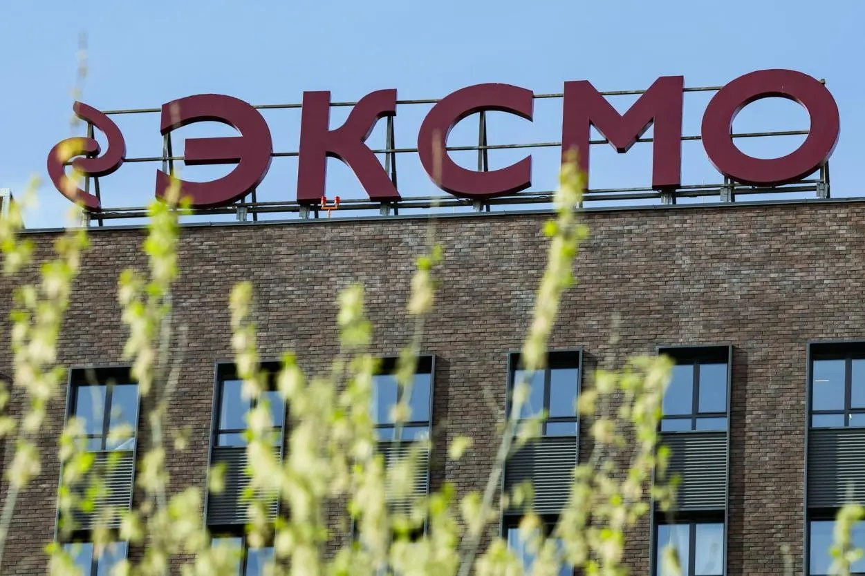Замоскворецкий суд Москвы вынес условный срок сотруднику издательства по обвинению в «ЛГБТ‑экстремизме», ему также запретили публиковать книги и администрировать сайты и конфисковали средства, которые следствие связывает с продажей спорной литературы.