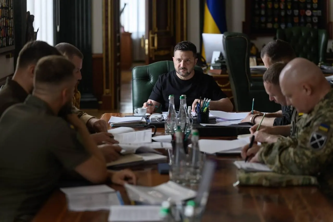 По словам президента, Украина выполнила свыше тысячи «огневых задач» в рамках стратегии DeepStrike — удары достигают более 3 тыс. км. В числе поражённых объектов — нефтепереработка, предприятия ВПК и логистические центры.