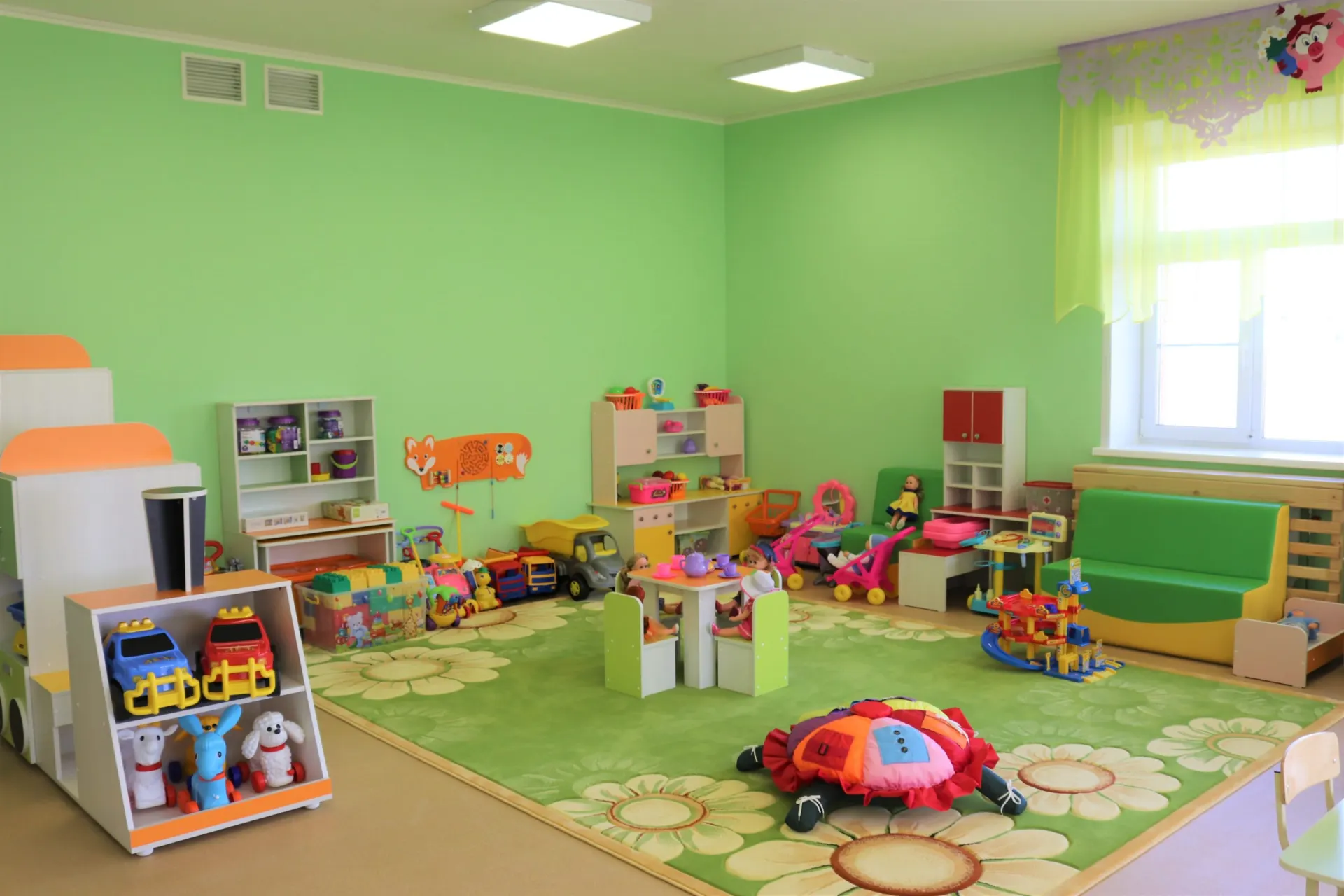 По данным Росстата, в 2025 году число воспитанников детских садов и число воспитателей снизились до минимальных значений как минимум с 2014 года; в ряде регионов при этом отмечается дефицит мест.