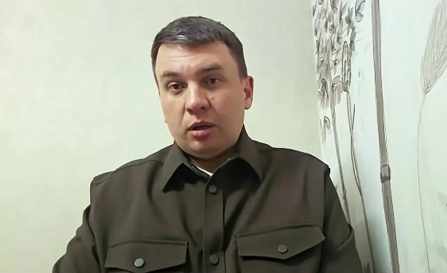 По данным источника из медицинской среды, фигурант дела о «фейках» проходит стационарную психолого‑психиатрическую судебную экспертизу; ранее Басманный суд арестовал его на два месяца.