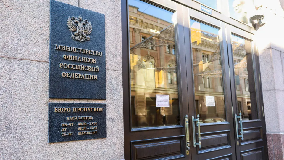 После 2022 года Россия всё больше финансирует бюджет за счёт заимствований: госдолг быстро растёт, обслуживание долга съедает значительную долю расходов, а эксперты предлагают установить долговые ориентиры.
