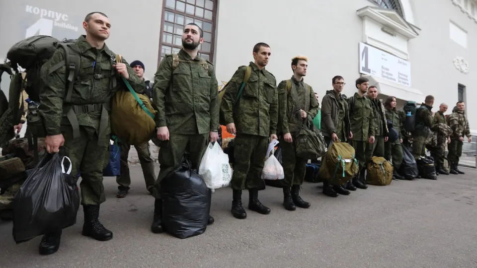 На HeadHunter размещено более 2,5 тыс. вакансий, связанных с воинским учётом и мобилизационной подготовкой; почти 1,3 тыс. объявлений появились за последнюю неделю. Зарплаты варьируются от ~15 до 150 тыс. рублей, работодатели — госорганы и крупные корпорации. Эксперты связывают рост с ужесточением ответственности работодателей и возможной подготовкой правовой базы для мобилизации.
