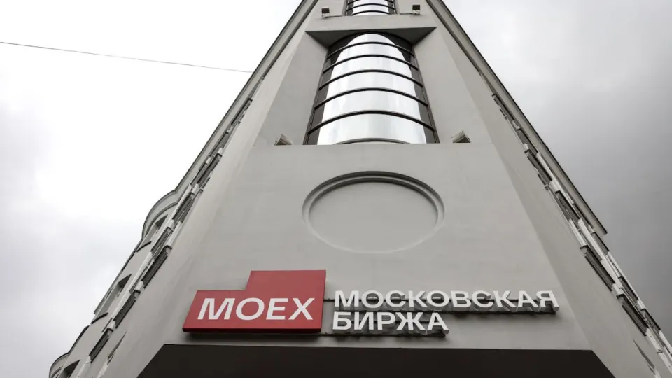 Индекс Мосбиржи просел почти на 9% за неделю, опустившись к отметке около 1,958 пунктов — инвесторы массово продают российские активы на фоне санкций, топливного дефицита и риска ужесточения монетарной политики.