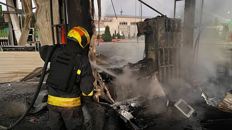 В ночь на 1 июля атака беспилотников по Днепропетровской области привела к разрушениям на пяти автозаправках, пожарам и человеческим жертвам; это происходит на фоне растущего топливного кризиса в России.