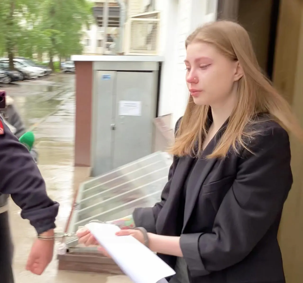 Суд отменил отправку в колонию и вернул наказание в виде обязательных работ по делу об оскорблении чувств верующих; ранее из‑за нахождения на испытательном сроке ей была назначена реальная статья.