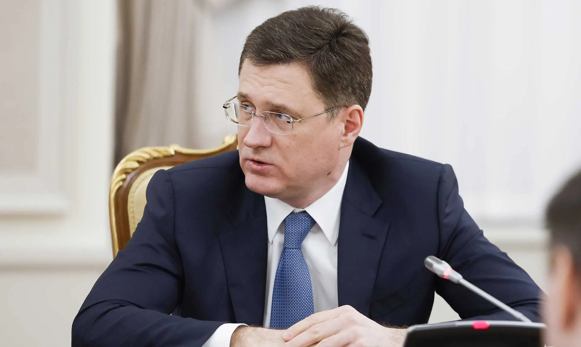 Вице‑премьер заявил, что в целом в России достаточно бензина и дизельного топлива. Местные дефициты связаны с логистикой и быстро устраняются. В отдельных регионах вводили режимы повышенной готовности; дефицит также связывают с ударами по объектам нефтяной отрасли.