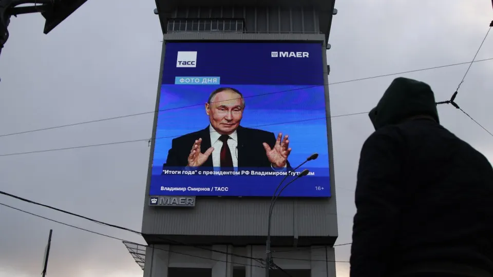 На фоне дефицита бензина и ручного распределения топлива рейтинг одобрения главы государства резко снизился — самое крупное недельное падение за последние годы.
