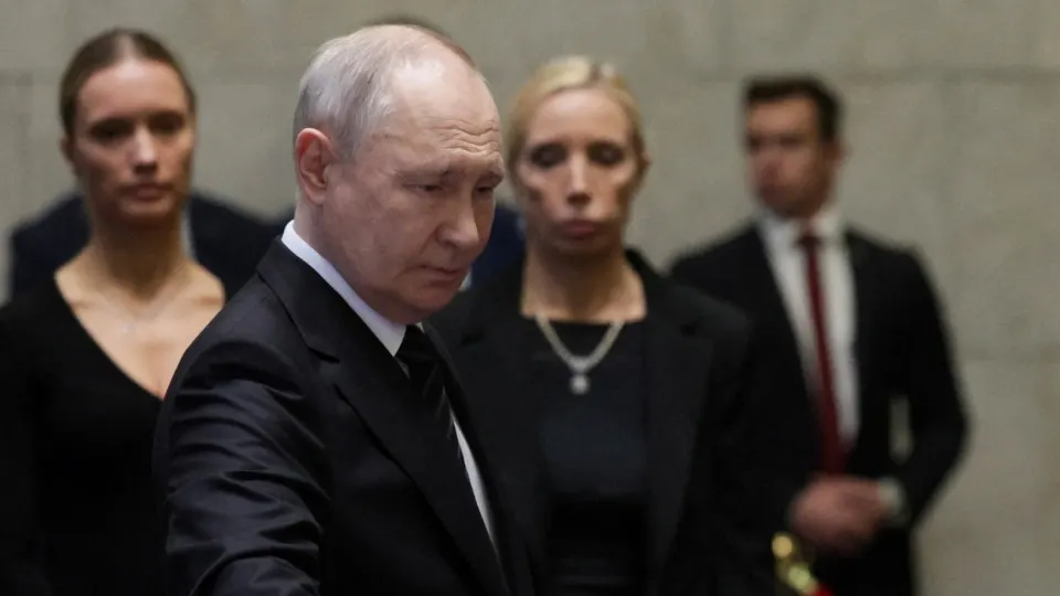 Собеседники в окружении руководства России полагают, что президент отвергает территориальные компромиссы и может нарастить боевые действия и мобилизацию вопреки экономическим проблемам и призывам к миру.