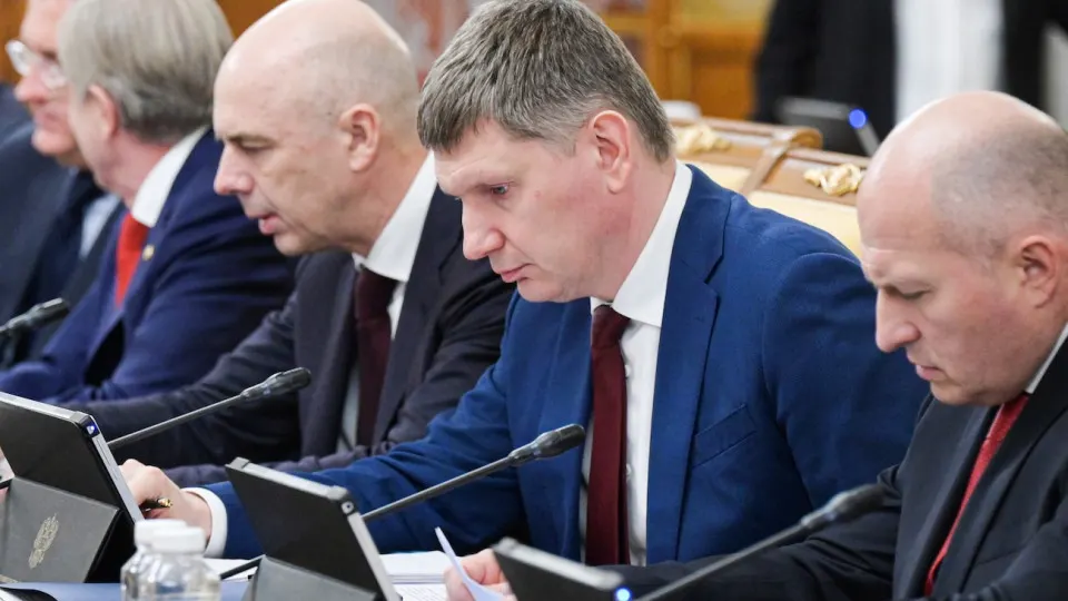 По итогам января—мая ВВП вырос всего на 0,2%. Промышленность в целом стагнирует, наблюдается сильное региональное расслоение, а падение цен на нефть и проблемы в топливном секторе создают риски для бюджета и инфляции.