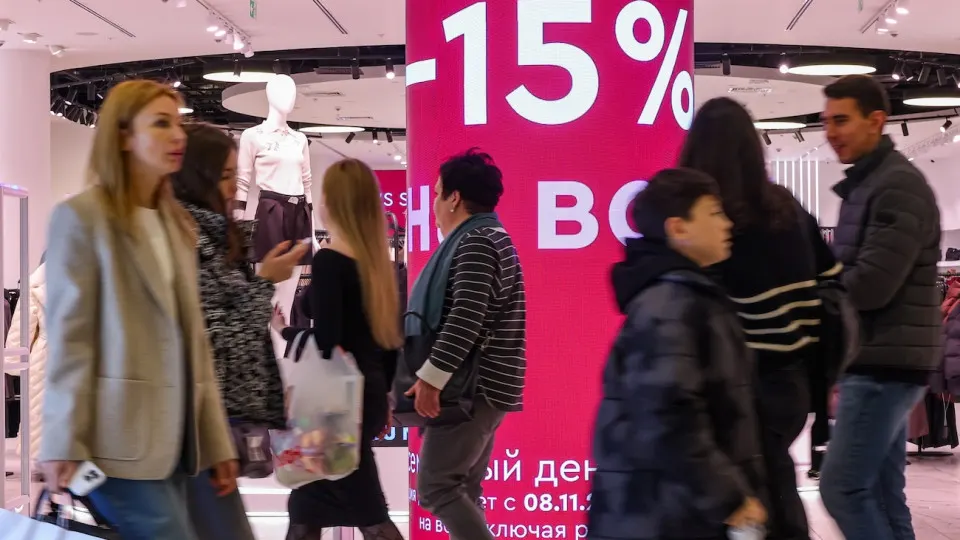 Аналитика показывает, что средняя посещаемость ТЦ в России упала на 27% по сравнению с 2019 годом; в Москве снижение составило около 24%. Причины — переход покупателей в онлайн, сберегательная модель поведения и уход ряда fashion-сетей.