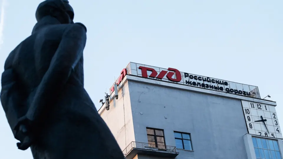 Правительство перенесло очередную индексацию тарифов РЖД на 1 октября: грузовые перевозки подорожают на 8,5%, дальние пассажирские — на 9,2%. Решение обусловлено высоким долгом и снижением доходов монополии.