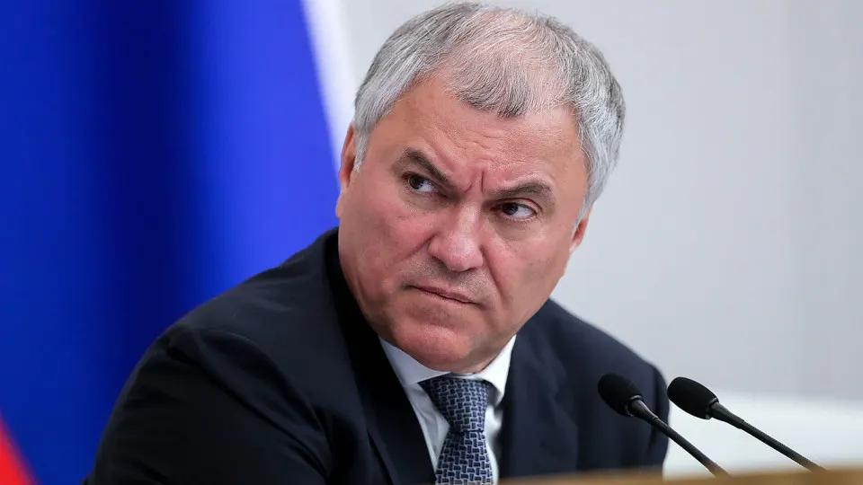Спикер Госдумы отметил разрыв в оплате между депутатами и членами правительства и объяснил это решением выплатить перед выборами премии на общую сумму 2 млрд рублей — в среднем по ~4,5 млн руб. на депутата.