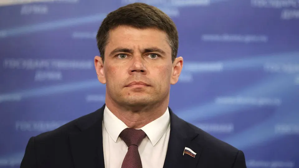 В предвыборной декларации Боярского фигурируют шесть участков в Петербурге на 985,2 млн руб.; за три года доход семьи составил 53,7 млн руб. Источником средств названы «иные кредитные обязательства». В декларации также указаны элитная недвижимость, дорогие автомобили и доходы от аренды.