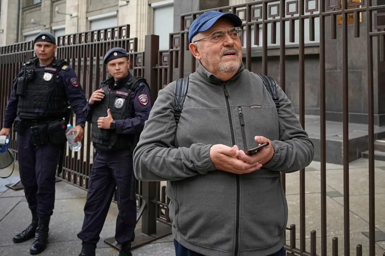 Автобиография политика исчезла с&nbsp;онлайн‑площадок после&nbsp;давления властей