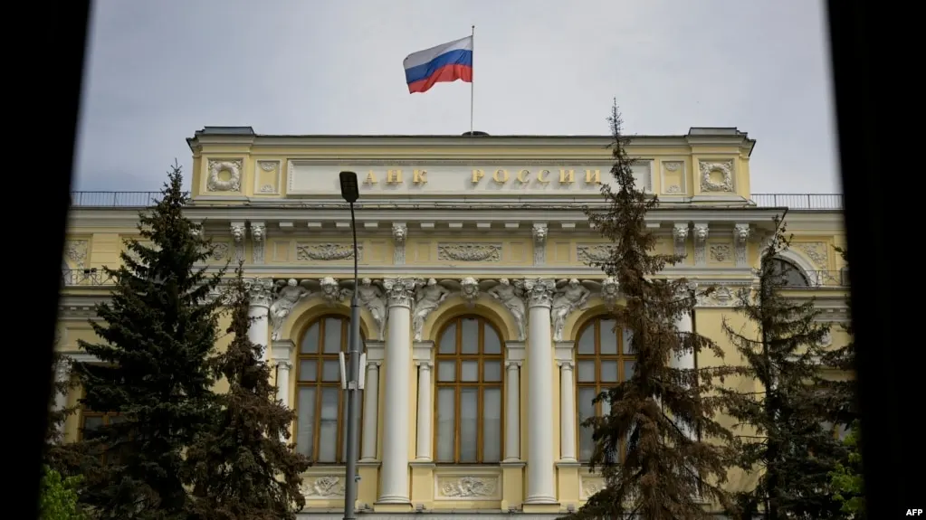 Центральный банк РФ расширил перечень криптовалют, доступных к торговле на биржах, введя лимиты для неквалифицированных инвесторов и новые требования к рискам; закон об цифровых валютах вступит в силу в 2026 году.