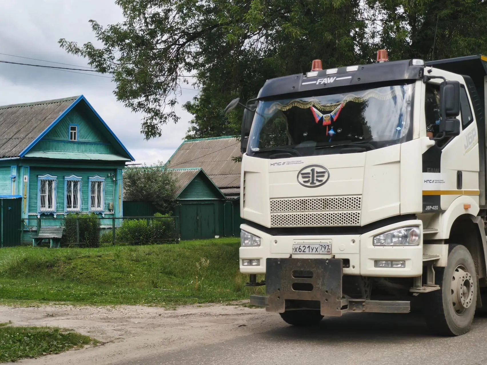 Часть домов отобрали под проект, другие жители сталкиваются с шумом и угрозой соседства с грузовиками и поездами.