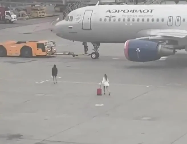 Две женщины, опоздав на рейс, выбежали на аэродром и пытались остановить лайнер, направляющийся в Сочи; их остановили сотрудники аэропорта и ФСБ.