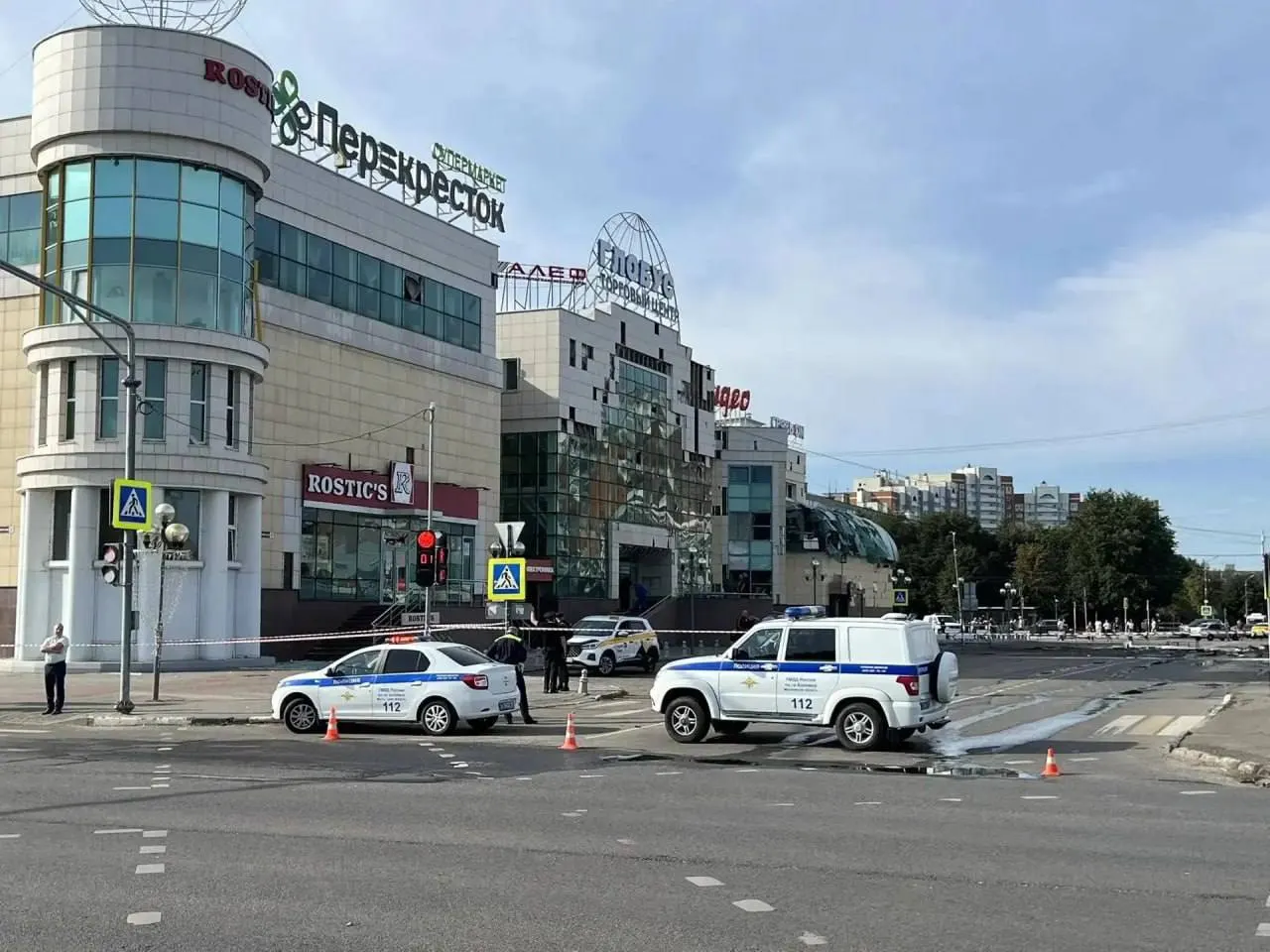 Обломки дронов попали в жилые дома, склады и торговый центр; пострадал один мужчина. Пожар ликвидирован, территории ограждены.