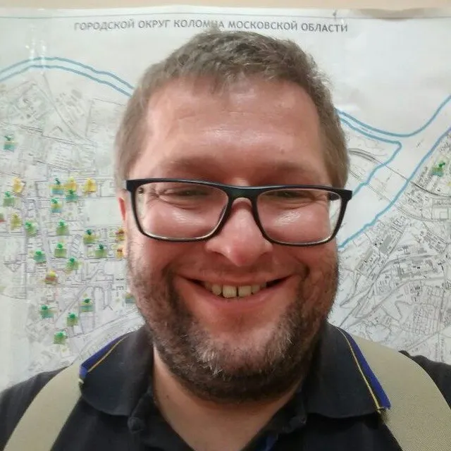 В Москве обсуждают деятельность юриста от «Единой России»: якобы он подал десятки доносов по административной статье за демонстрацию экстремистской символики на кандидатов и инициировал судебные дела об отмене их регистрации.