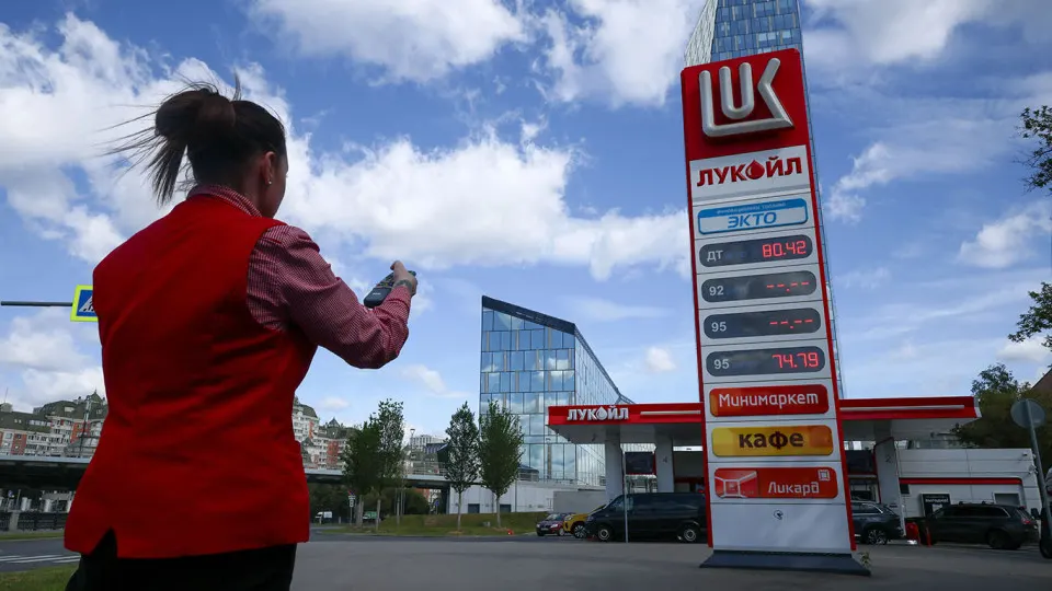Регионы вводят ограничения на продажу бензина в условиях кризиса; активисты задерживаются за попытки выразить мнение о дефиците топлива.