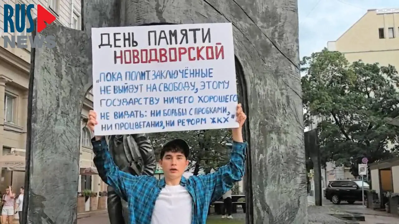 После заседания Верховного суда по делу против партии Яблоко в Москве активиста Василия Краснова запугивали силовики, и он покинул страну.