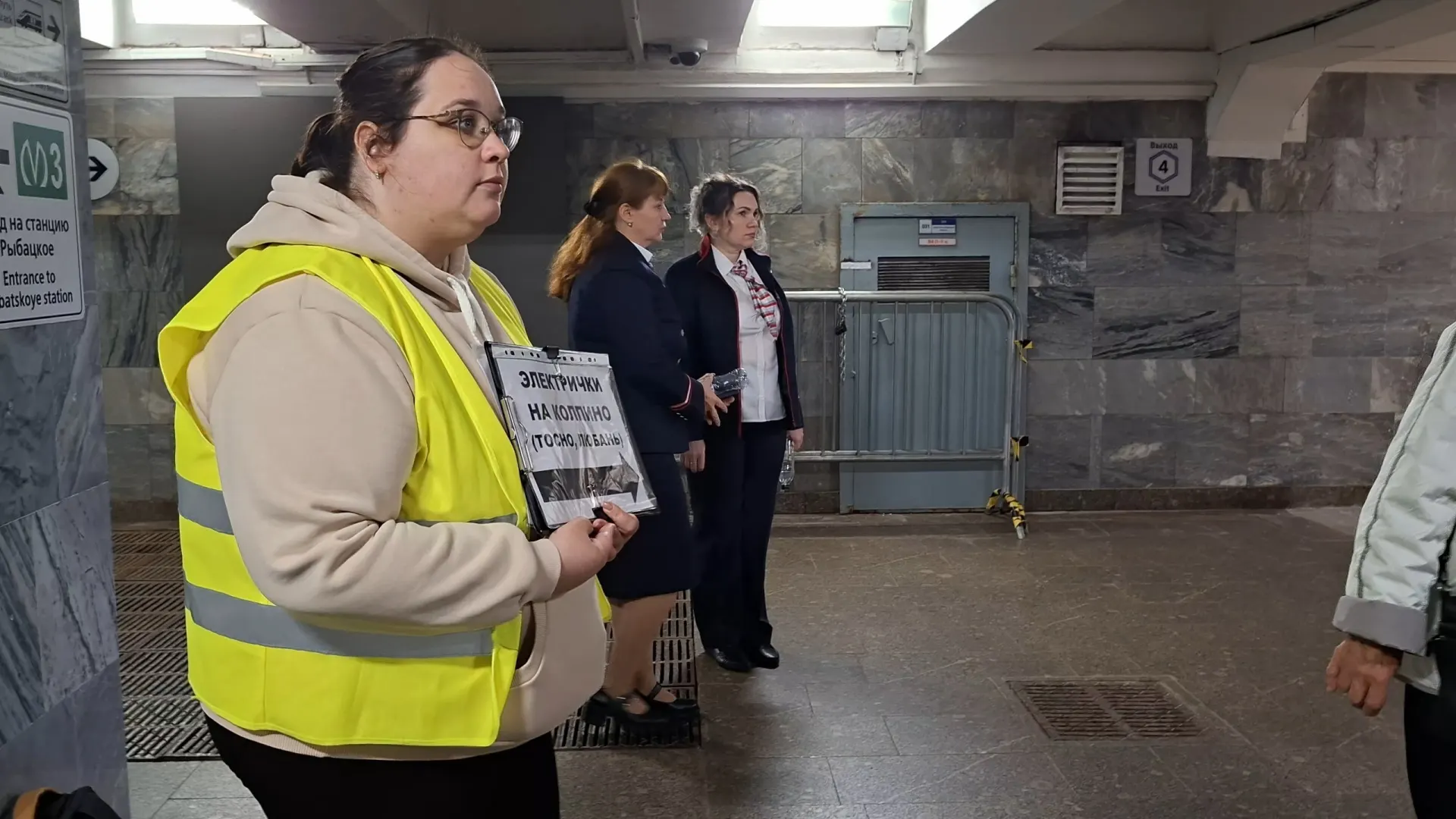 Пассажиров переводят на новые точки обслуживания: Рыбацкое, Славянка и Ладожский вокзал, устанавливают временные платформы и обновляют расписание в связи со строительством скоростной магистрали.